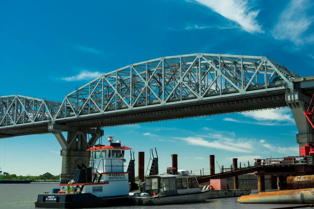 A tugboat under the Huey P. Long bridge