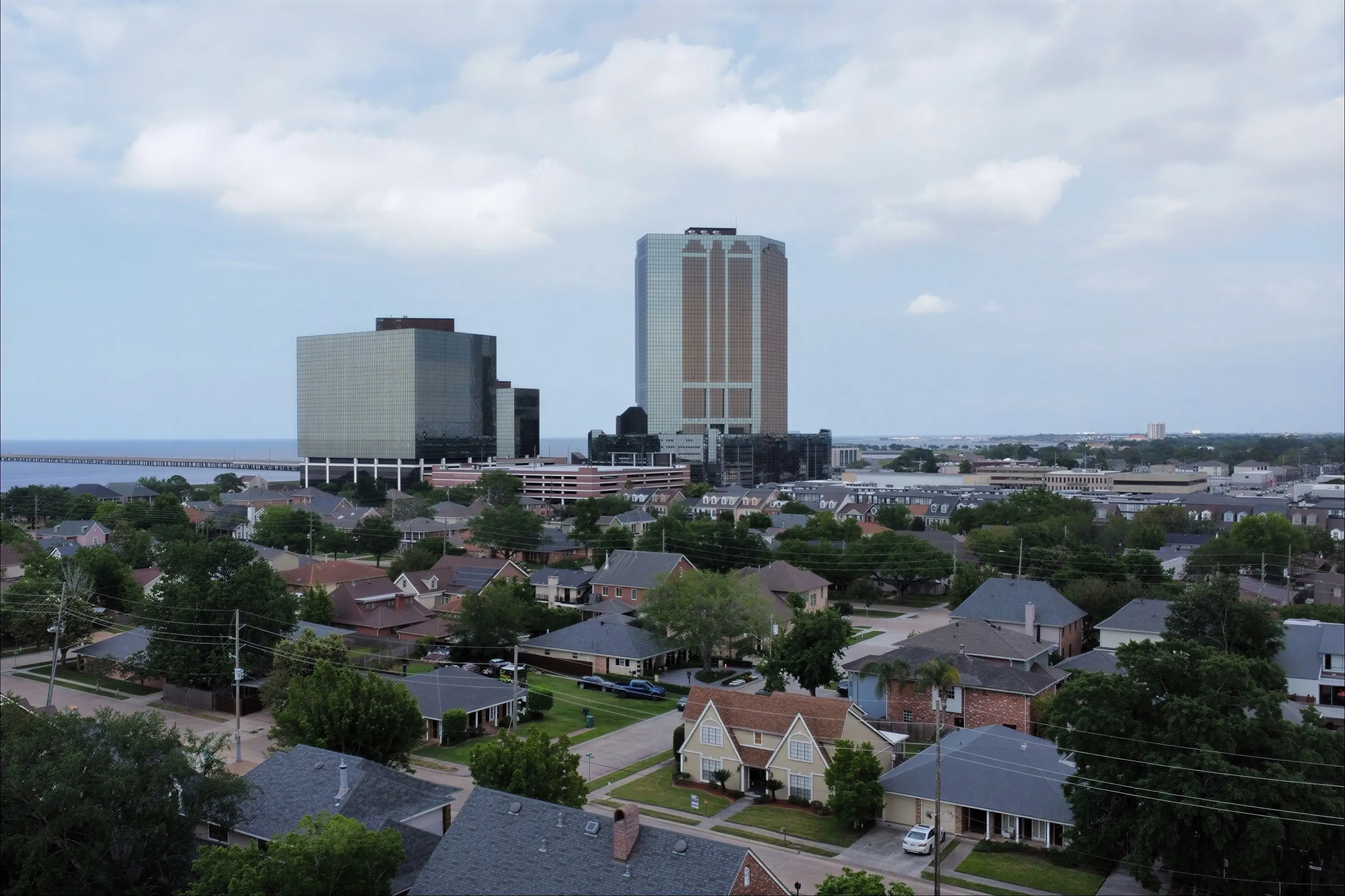 Buildings in Metairie in the day
